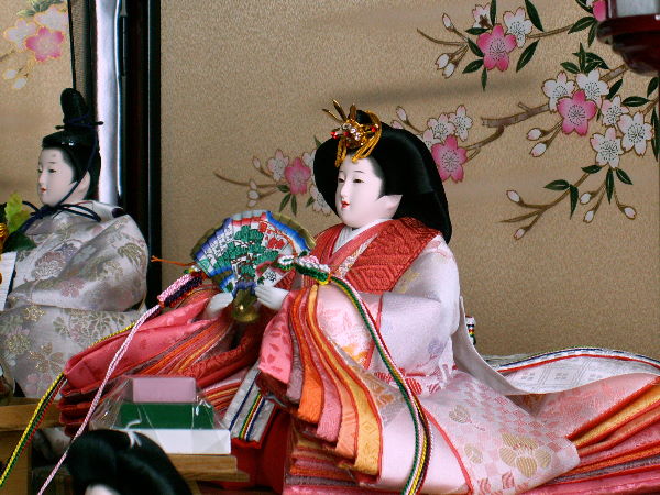 淡い色合いのお姫様。特別価格の雛人形三段飾りで登場です