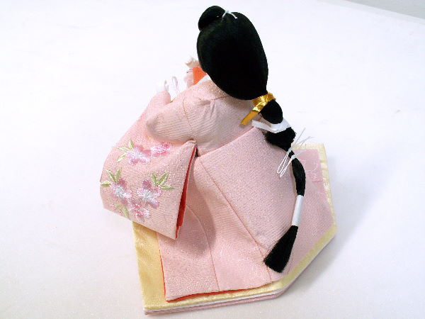 雛職人は、衣装で雛人形を表現します。優しさが伝わるピンクの雛人形三段飾り。いち押しです。