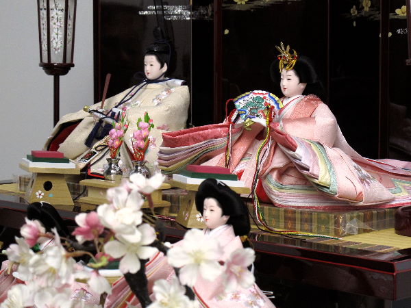 雛職人は、衣装で雛人形を表現します。優しさが伝わるピンクの雛人形三段飾り。いち押しです。