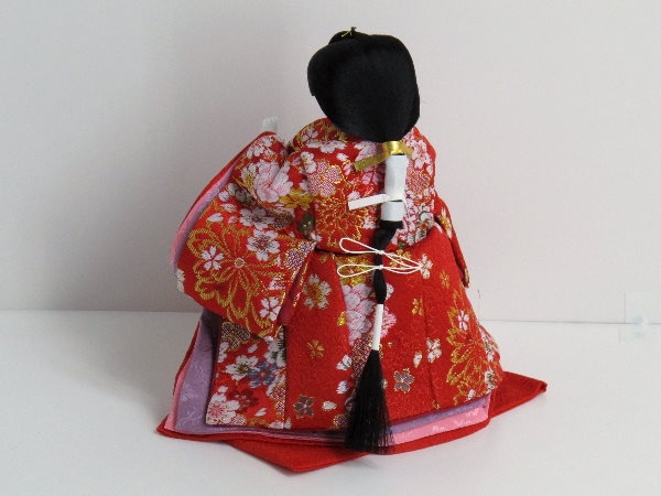 渋め衣装の親王と赤い官女の雛人形三段飾り