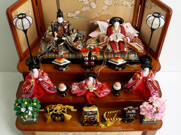 渋め衣装の親王と赤い官女の雛人形三段飾り