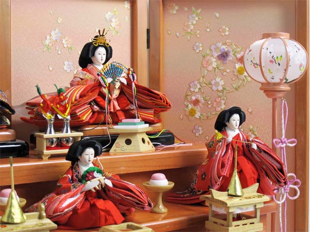 オーソドックスな色合いの雛人形を小さくしまって大きく飾る収納式三段桜飾り