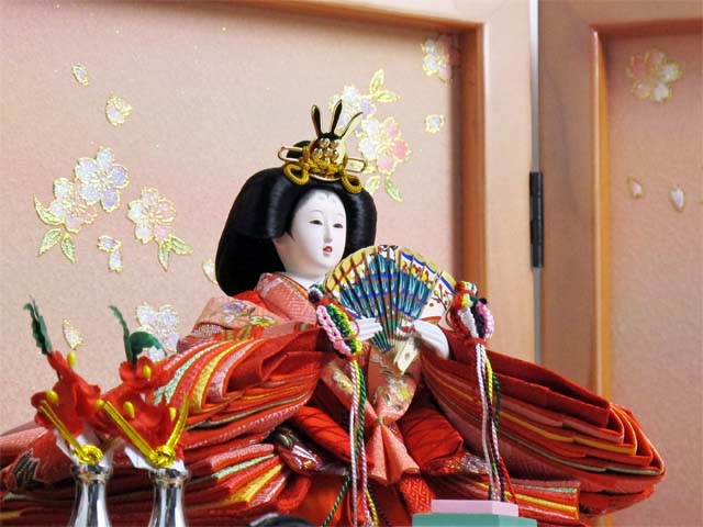 オーソドックスな色合いの雛人形を小さくしまって大きく飾る収納式三段桜飾り
