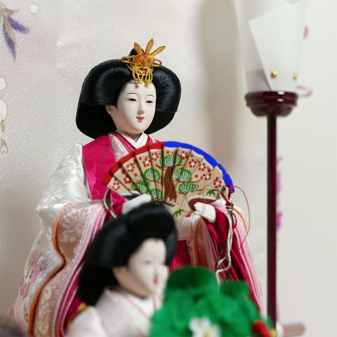 白とピンクのぼかし衣装で清楚な印象の立ち雛官女金彩桜ぼかし几帳五人飾り