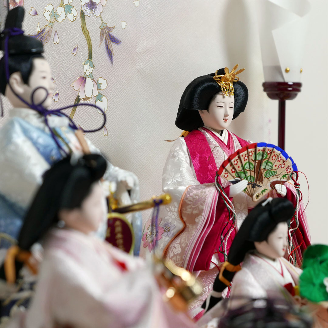 白とピンクのぼかし衣装で清楚な印象の立ち雛官女金彩桜ぼかし几帳五人飾り