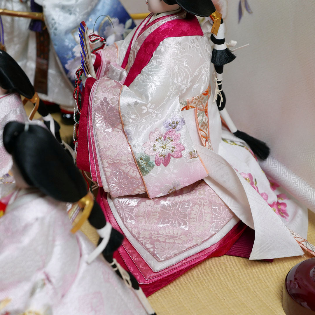白とピンクのぼかし衣装で清楚な印象の立ち雛官女金彩桜ぼかし几帳五人飾り