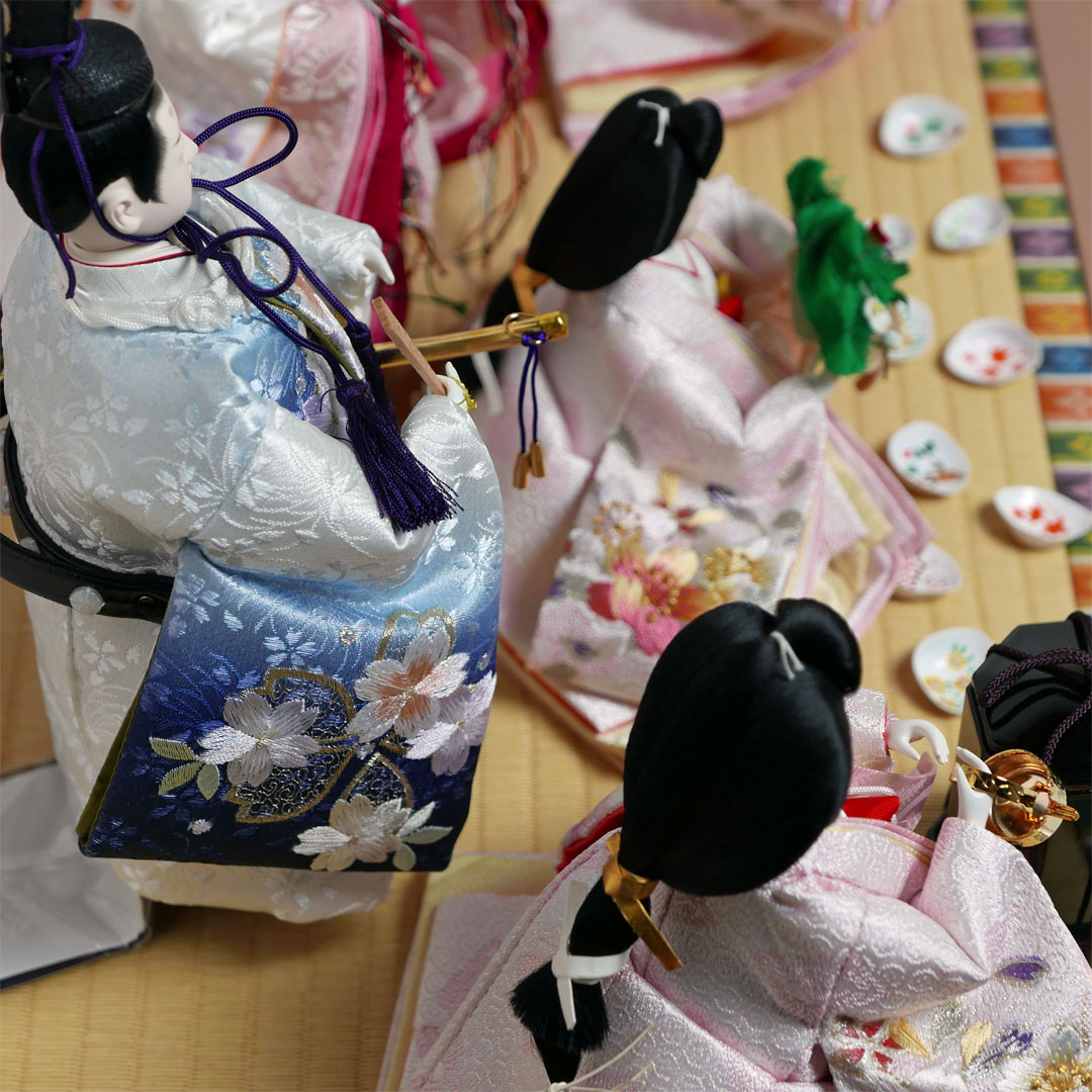 白とピンクのぼかし衣装で清楚な印象の立ち雛官女金彩桜ぼかし几帳五人飾り