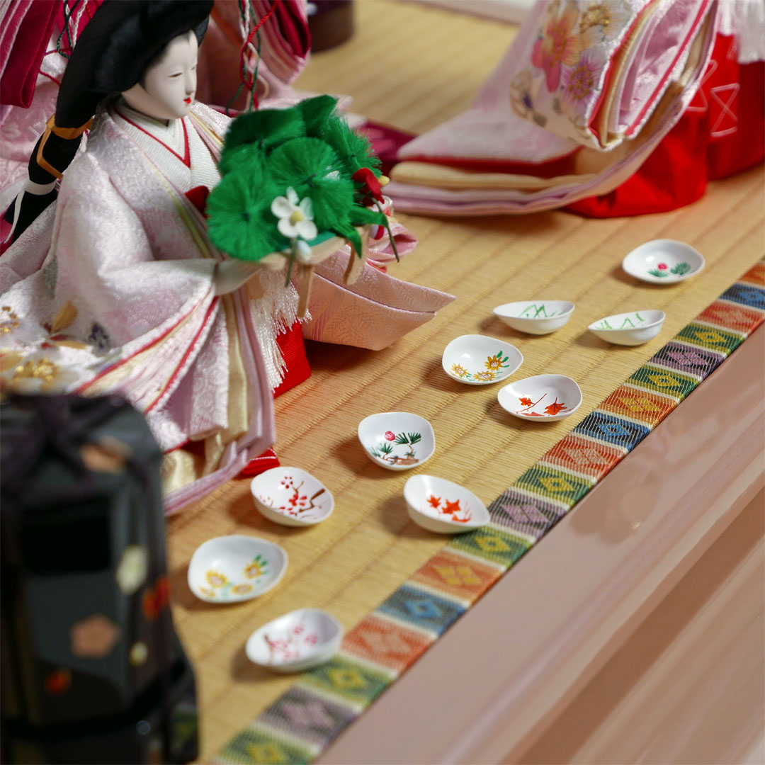 白とピンクのぼかし衣装で清楚な印象の立ち雛官女金彩桜ぼかし几帳五人飾り