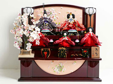ハート柄衣装の朱色と黒の雛人形枝垂桜茶塗り三段収納飾り