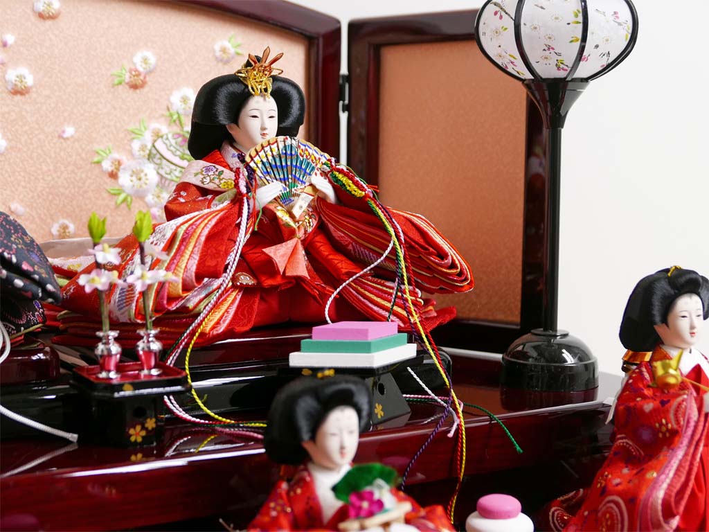 ハート柄衣装の朱色と黒の雛人形枝垂桜茶塗り三段収納飾り