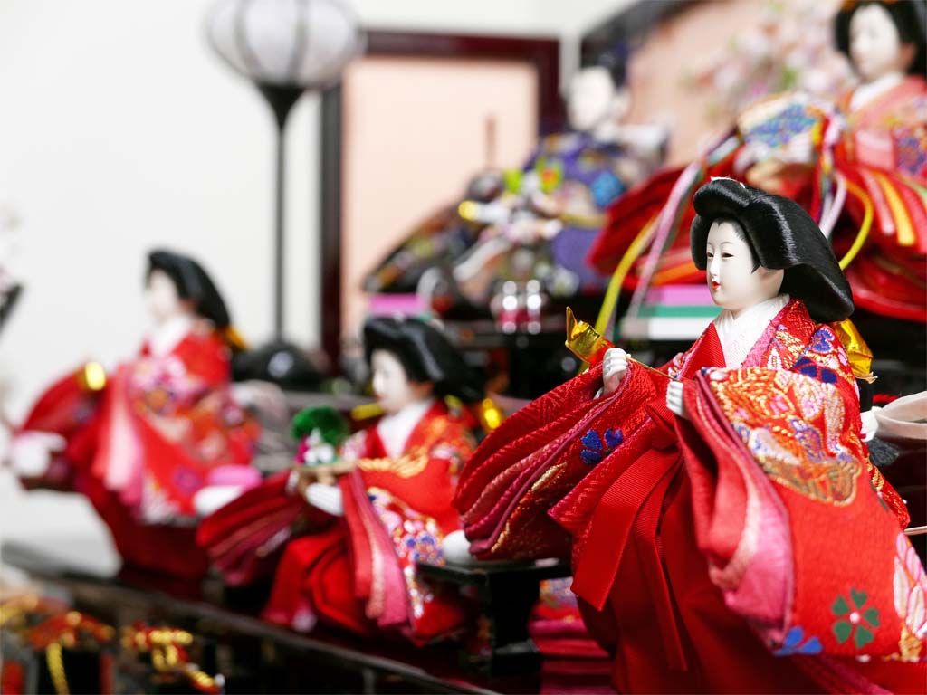 オーソドックスな色合いの雛人形枝垂桜茶塗り三段収納飾り