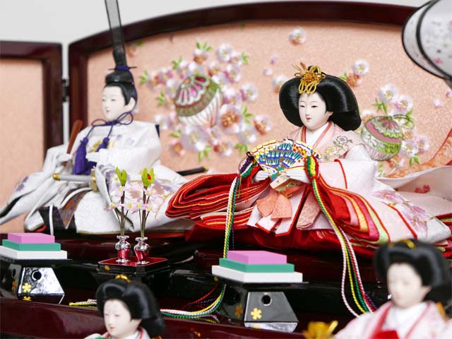淡い淡いピンクと白衣装が美しい雛人形枝垂桜茶塗り三段収納飾り
