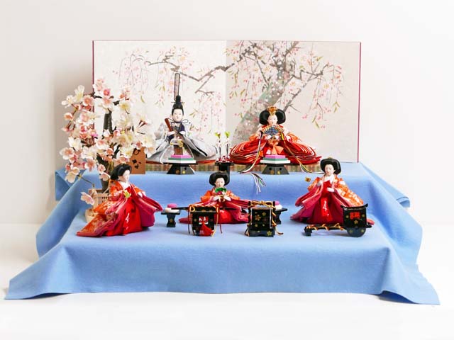桜柄友禅衣装雛人形を毛氈の上に並べる二段桐箱収納五人飾り