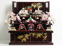 上品な紫のグラデーションと桜の刺繍が特徴の雛人形研ぎ出し茶塗り三段飾り
