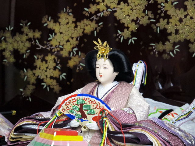 上品な紫のグラデーションと桜の刺繍が特徴の雛人形研ぎ出し茶塗り三段飾り