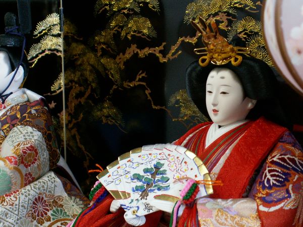 研ぎだした会津曙塗りに赤いお姫様が映える雛人形三段飾り