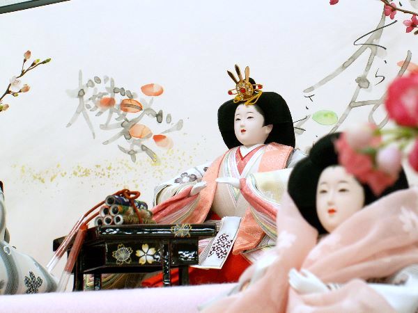 パステル調でほんわかな雰囲気の雛人形三段飾り