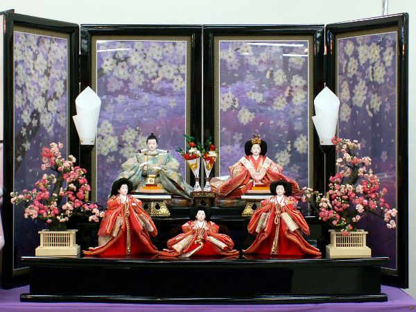 豪華に演出する桜押し花屏風をセットした雛人形三段飾り
