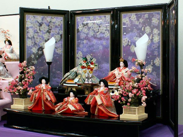 豪華に演出する桜押し花屏風をセットした雛人形三段飾りが安い 雛人形三段飾り～広島市の人形問屋十二段屋