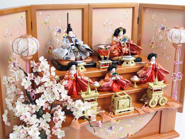 オレンジ衣装の姫とグレーの殿の友禅雛人形を小さくしまって大きく飾る収納式三段桜飾り