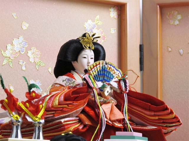 オレンジ衣装の姫とグレーの殿の友禅雛人形を小さくしまって大きく飾る収納式三段桜飾り