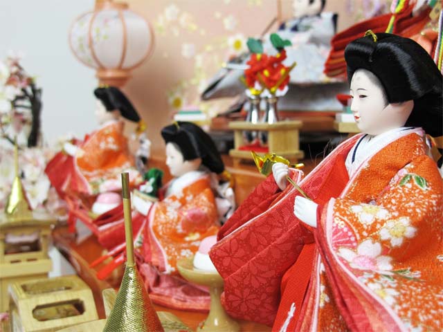 オレンジ衣装の姫とグレーの殿の友禅雛人形を小さくしまって大きく飾る収納式三段桜飾り