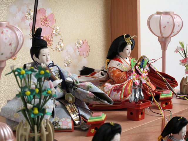 オレンジ衣装の姫とグレーの殿の友禅雛人形の収納宝箱飾り