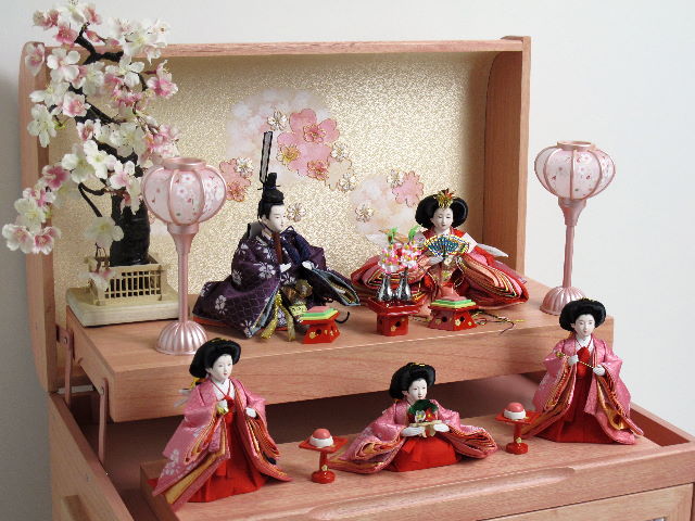 赤と紫衣装のなでしこ柄ひな人形の収納宝箱飾り