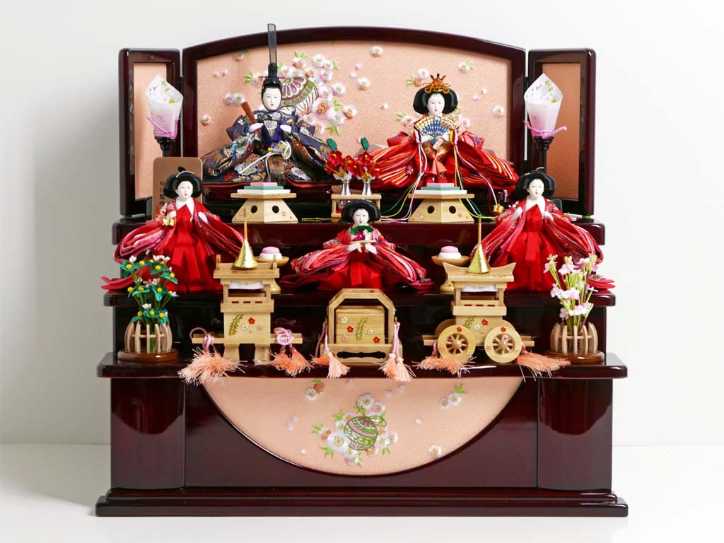 オーソドックスな色合いの雛人形茶塗り三段収納飾り