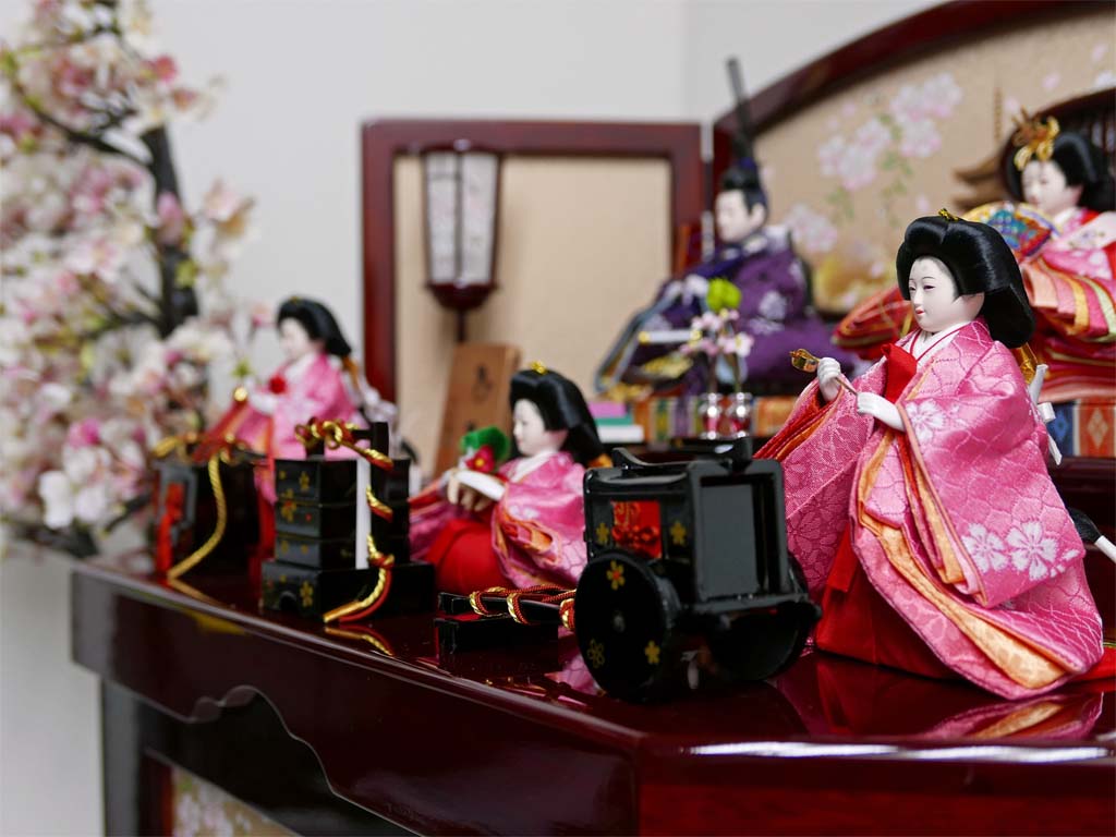 赤と紫衣装のなでしこ柄ひな人形古都桜収納五人飾り
