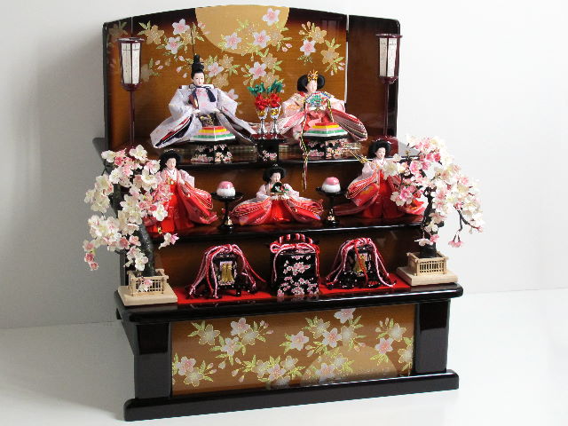 淡くきれいな色合いの雛人形の月と桜木目茶塗り三段飾り