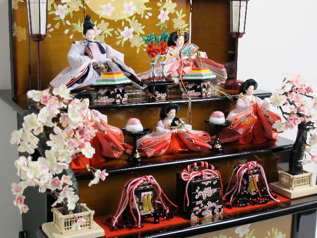 淡くきれいな色合いの雛人形の月と桜木目茶塗り三段飾り