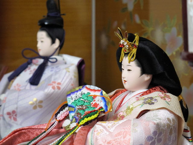 淡くきれいな色合いの雛人形の月と桜木目茶塗り三段飾り