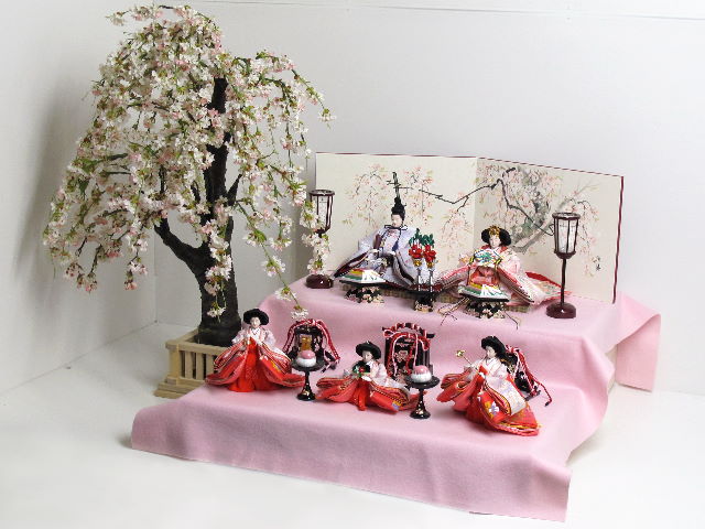 淡くきれいな色合いの雛人形二段大桜6品飾り