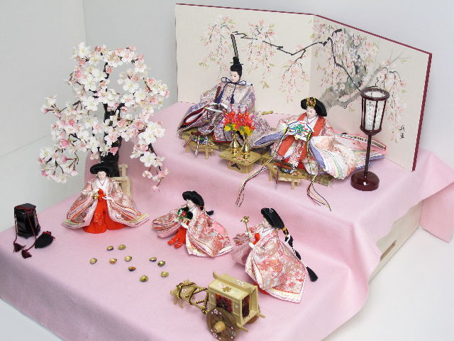 赤と紫を組み合わせた優雅な光沢の雛人形毛氈二段桐箱収納五人飾り