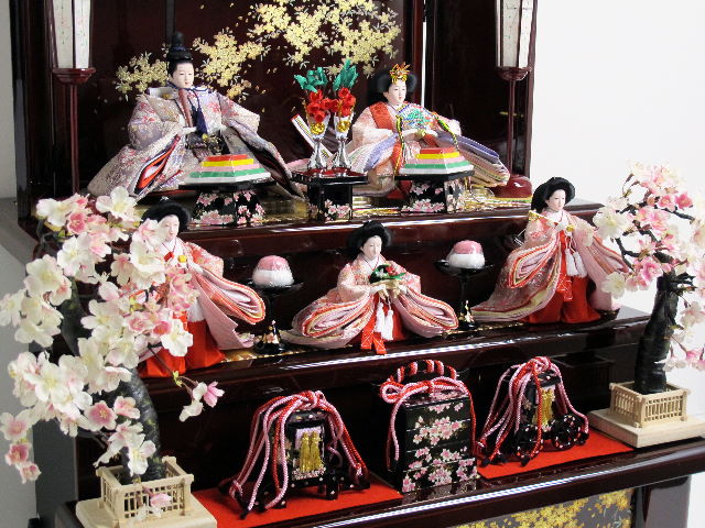 赤と紫を組み合わせた優雅な光沢の雛人形研ぎ出し茶塗り三段飾り