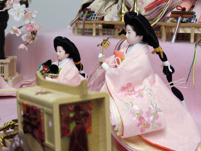 桜の刺繍がかわいいピンクの雛人形毛氈二段桐箱収納五人飾り