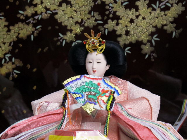 桜の刺繍がかわいいピンクの雛人形研ぎ出し茶塗り三段飾り