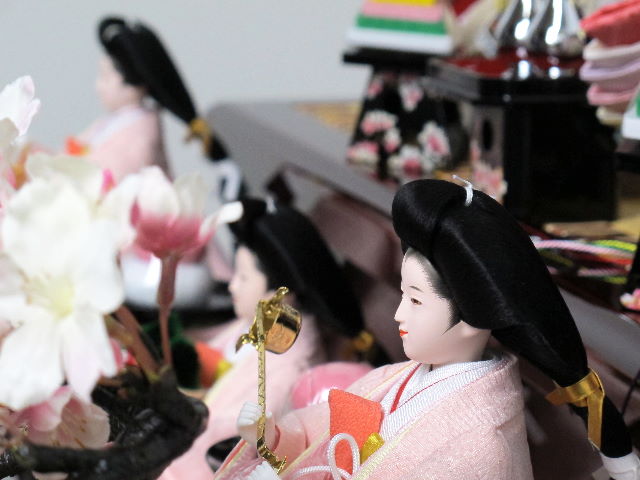 桜の刺繍がかわいいピンクの雛人形研ぎ出し茶塗り三段飾り