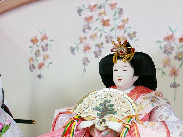 お部屋の雰囲気を明るくするお雛様♪桜尽くしでコーディネートした雛人形三段飾り