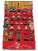 金の六曲屏風に赤毛氈と、昔ながらの雛人形七段飾りとし、ワンポイントに鞠と桜の刺繍毛氈を使用しました