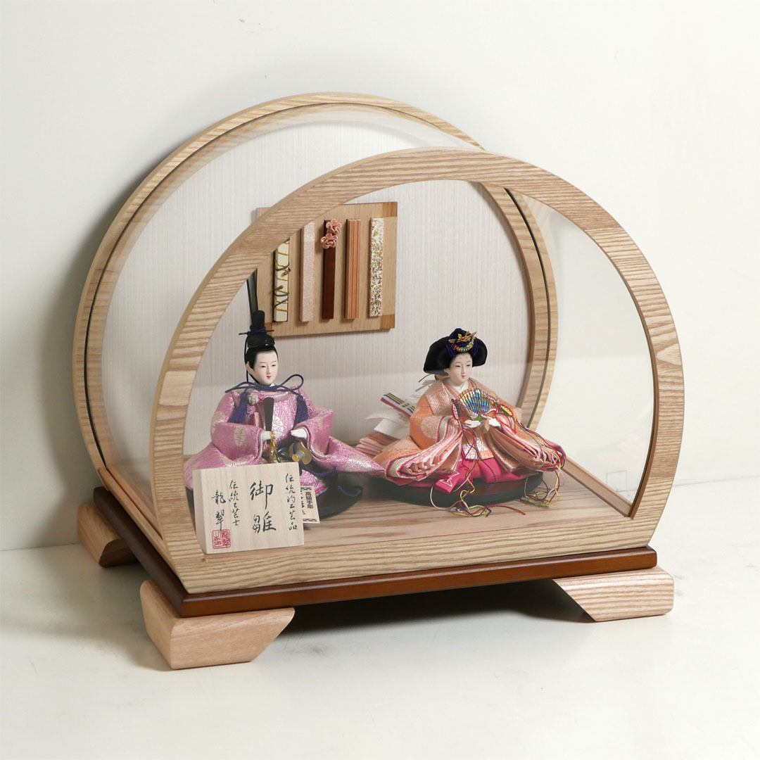 望月龍翠作 オレンジと薄紫衣装の雛人形アクリル円型ケース飾り