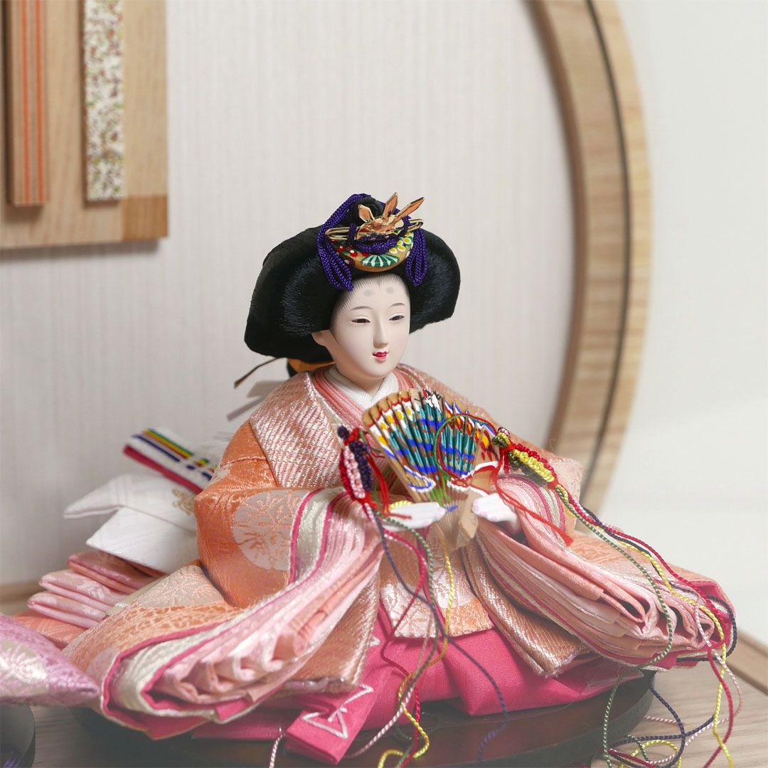 望月龍翠作 オレンジと薄紫衣装の雛人形アクリル円型ケース飾り