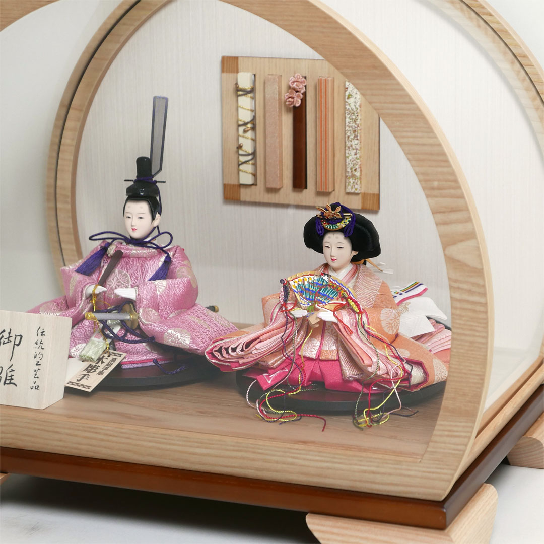 望月龍翠作 オレンジと薄紫衣装の雛人形アクリル円型ケース飾り