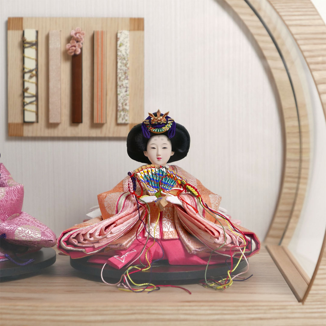 望月龍翠作 オレンジと薄紫衣装の雛人形アクリル円型ケース飾り