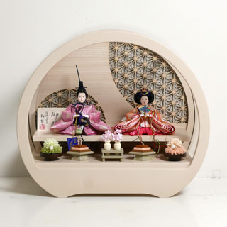 望月龍翠作 オレンジと薄紫衣装の雛人形アクリル円型ベージュケース飾り