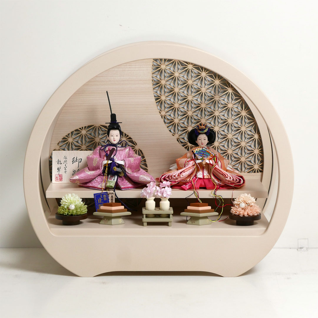 望月龍翠作 オレンジと薄紫衣装の雛人形アクリル円型ベージュケース飾り