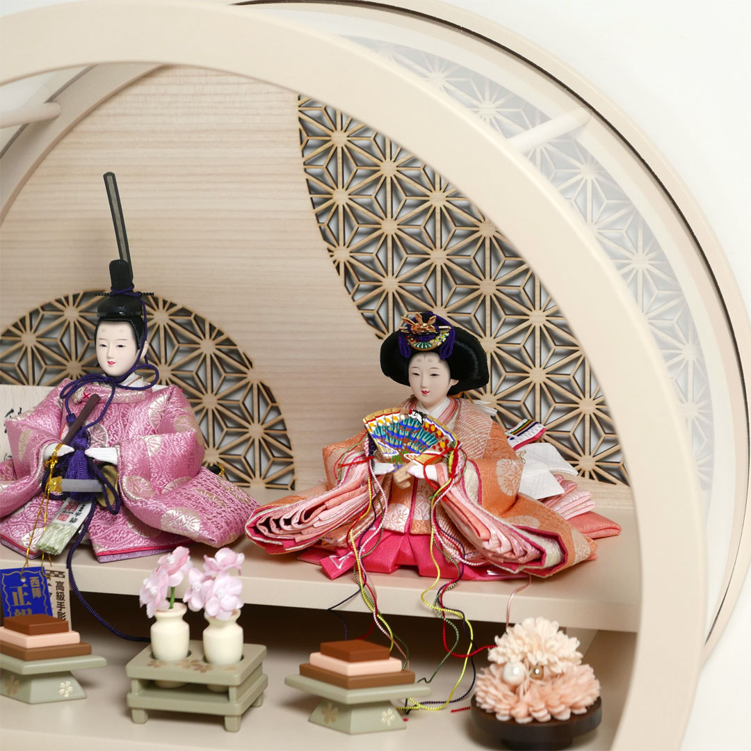 望月龍翠作 オレンジと薄紫衣装の雛人形アクリル円型ベージュケース飾り