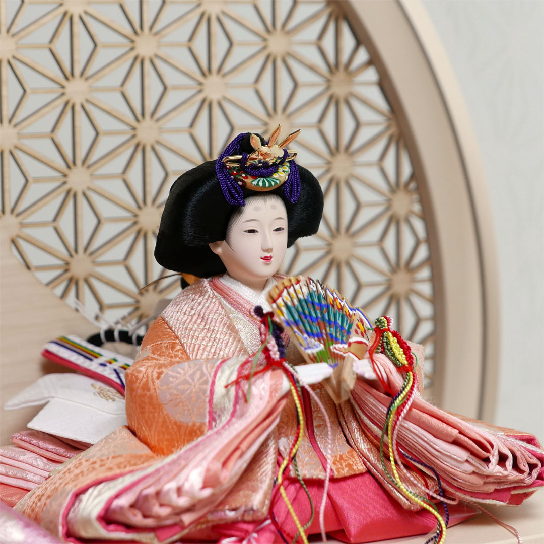 望月龍翠作 オレンジと薄紫衣装の雛人形アクリル円型ベージュケース飾り