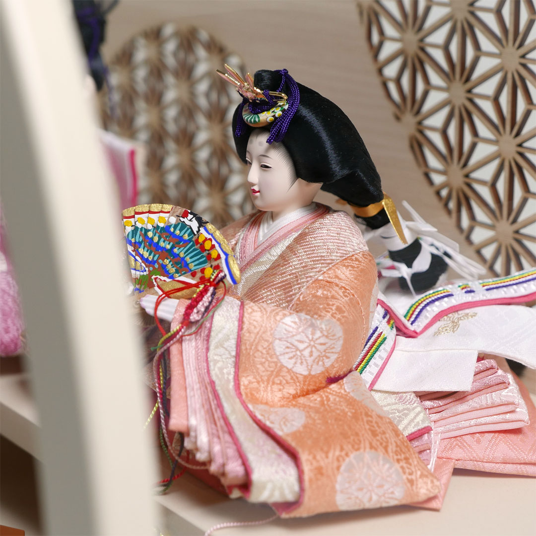 望月龍翠作 オレンジと薄紫衣装の雛人形アクリル円型ベージュケース飾り